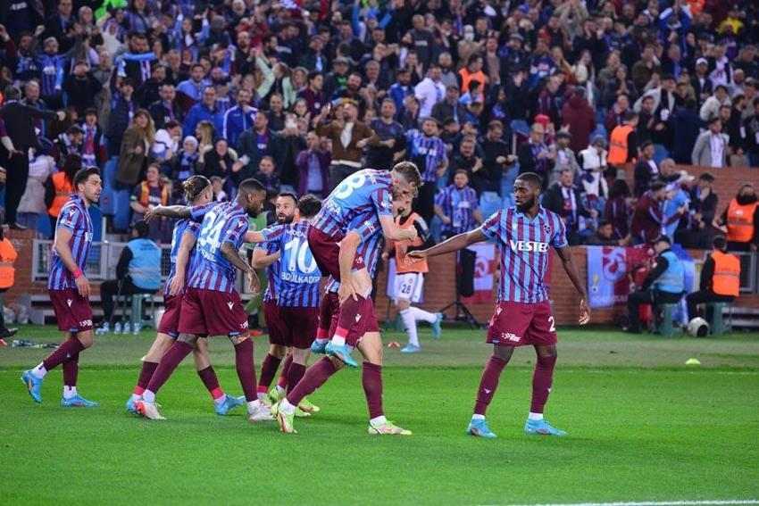 Ünal Karaman temelleri attı Abdullah Avcı şampiyon takım yarattı! Şehirde meşale havai fişek kalmadı