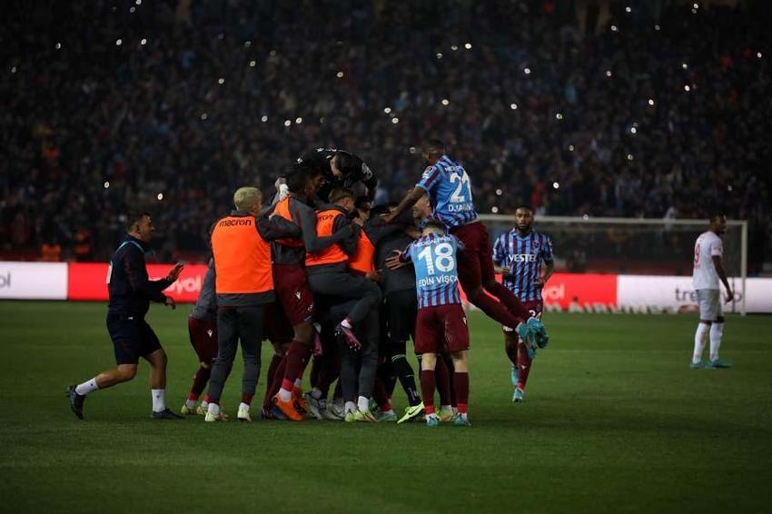 Sadece Ağaoğlu, Avcı, futbolcular değil Trabzonspor'u Ahmet Suat Özyazıcı’nın kasketi şampiyon yaptı