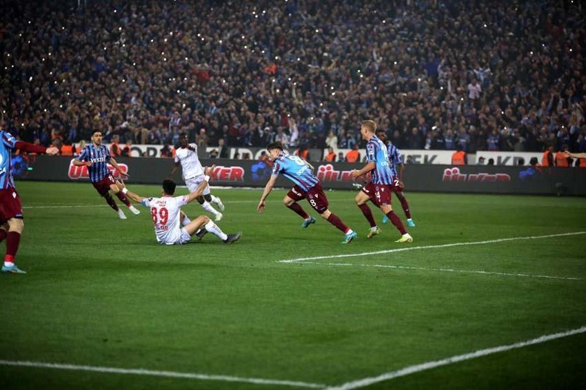 Sadece Ağaoğlu, Avcı, futbolcular değil Trabzonspor'u Ahmet Suat Özyazıcı’nın kasketi şampiyon yaptı
