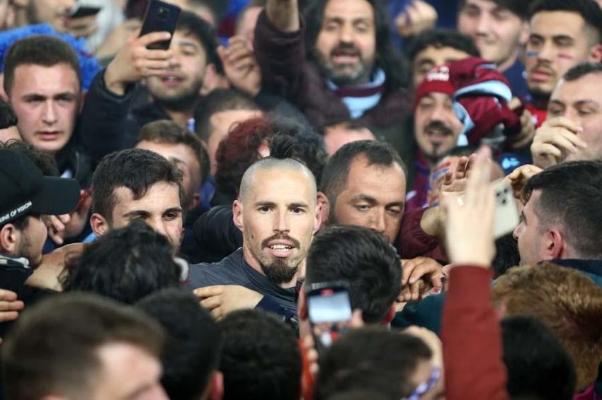 Sadece Ağaoğlu, Avcı, futbolcular değil Trabzonspor'u Ahmet Suat Özyazıcı’nın kasketi şampiyon yaptı