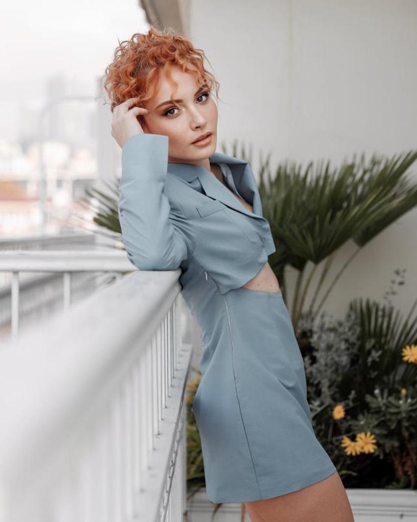 Yargı'nın Neva'sı Başak Gümülcinelioğlu'dan derin sırt dekolteli paylaşım!