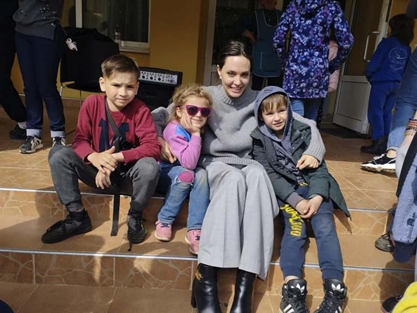 Ukrayna'nın Lviv kentine giden Angeline Jolie siren seslerini duyunca kaçtı!