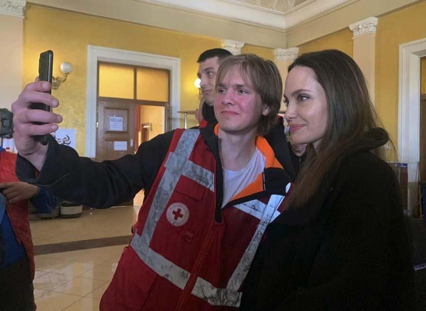 Ukrayna'nın Lviv kentine giden Angeline Jolie siren seslerini duyunca kaçtı!