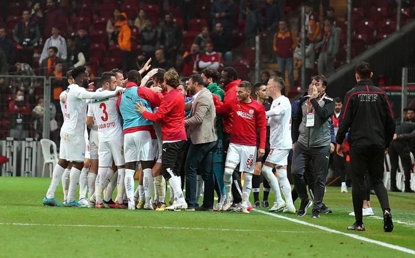 Torrent 'kulüpte bilgisayar bile yok' diyor Burak Elmas parayı Luis Campos'la Sensibile'ye basıyor