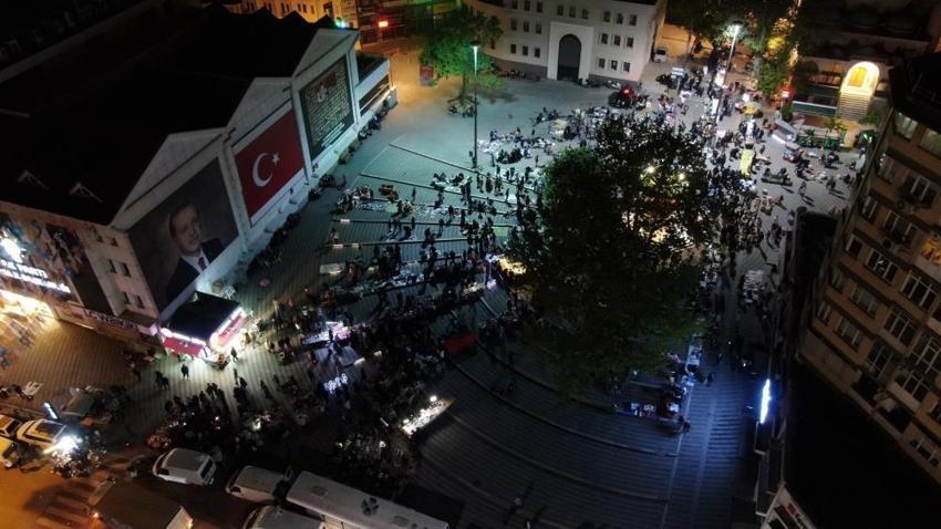 Gece bayram alışverişi çılgınlığı havadan görüntülendi