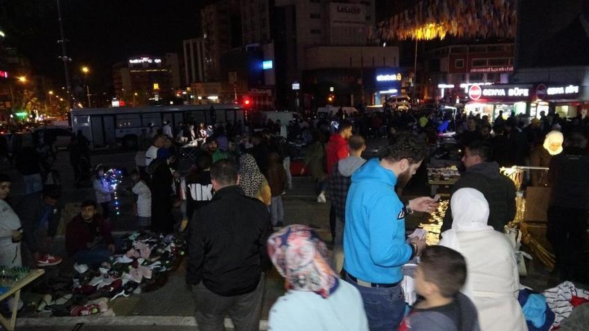 Gece bayram alışverişi çılgınlığı havadan görüntülendi