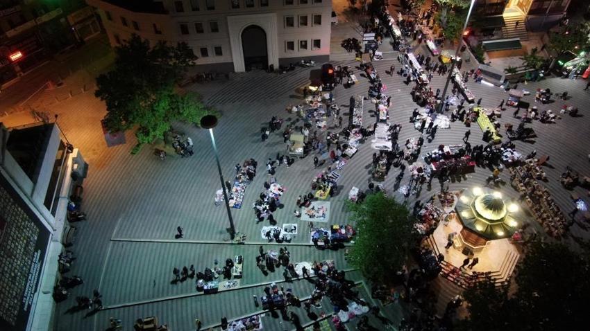Gece bayram alışverişi çılgınlığı havadan görüntülendi