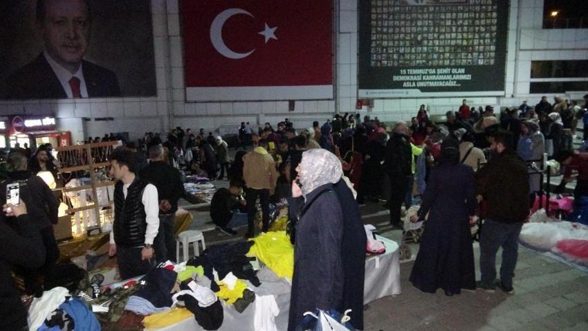 Gece bayram alışverişi çılgınlığı havadan görüntülendi