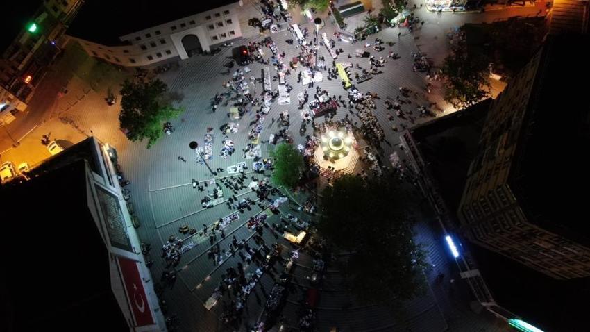 Gece bayram alışverişi çılgınlığı havadan görüntülendi