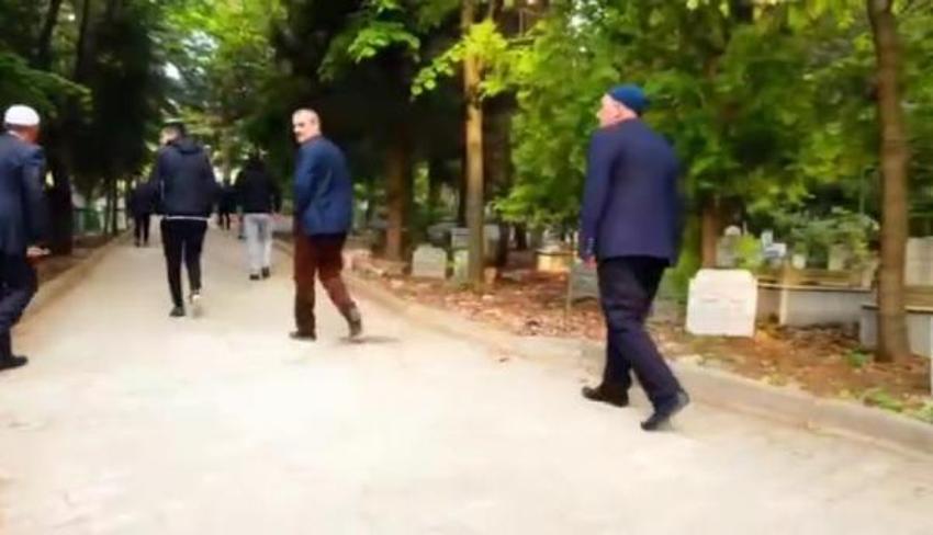 İki yıl sonra mahallede yine bayramlaşma kuyruğu