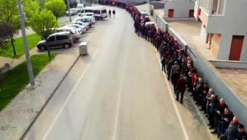 İki yıl sonra mahallede yine bayramlaşma kuyruğu