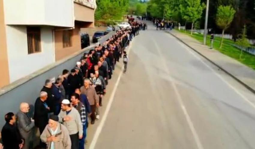 İki yıl sonra mahallede yine bayramlaşma kuyruğu