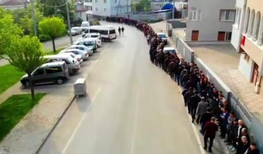 İki yıl sonra mahallede yine bayramlaşma kuyruğu