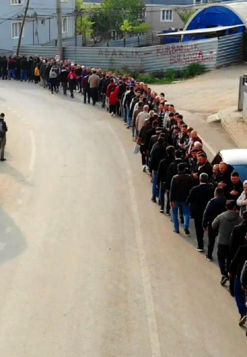 İki yıl sonra mahallede yine bayramlaşma kuyruğu