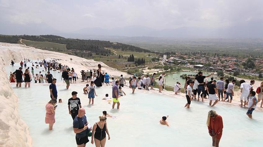 Pamukkale yerli ve yabancı turistlerin tercih noktası oldu