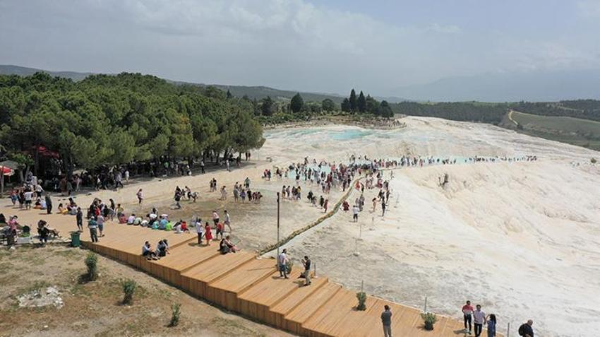 Pamukkale yerli ve yabancı turistlerin tercih noktası oldu