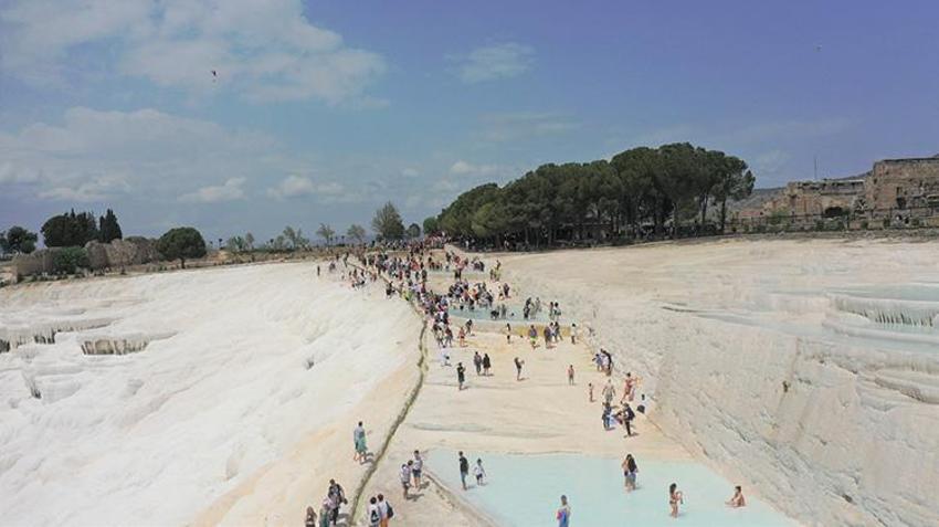Pamukkale yerli ve yabancı turistlerin tercih noktası oldu