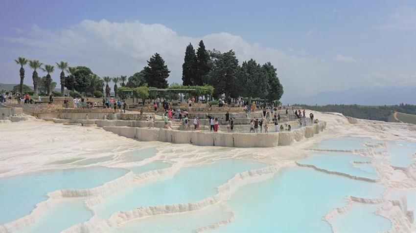 Pamukkale yerli ve yabancı turistlerin tercih noktası oldu