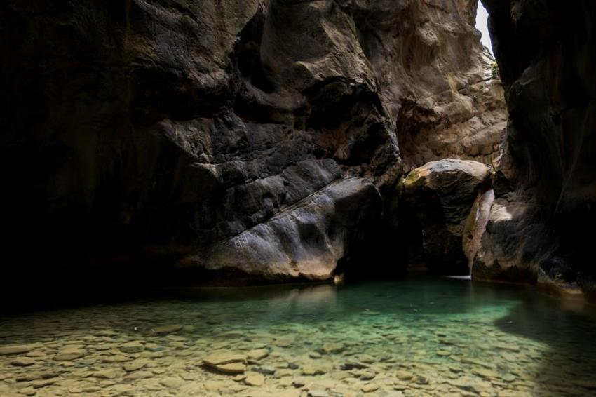 Spil Dağı’nın saklı kanyonu fotoğrafçıların ilgi odağı oldu