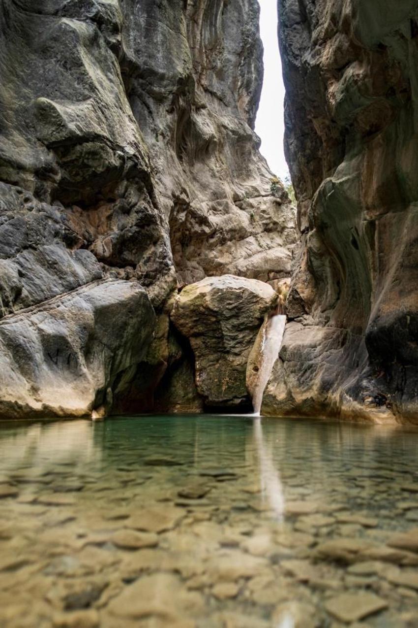 Spil Dağı’nın saklı kanyonu fotoğrafçıların ilgi odağı oldu