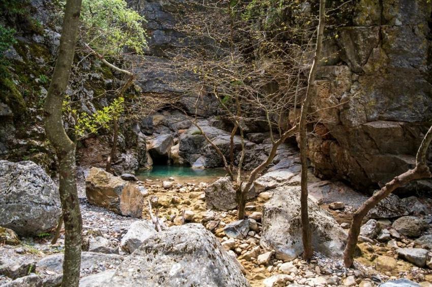 Spil Dağı’nın saklı kanyonu fotoğrafçıların ilgi odağı oldu