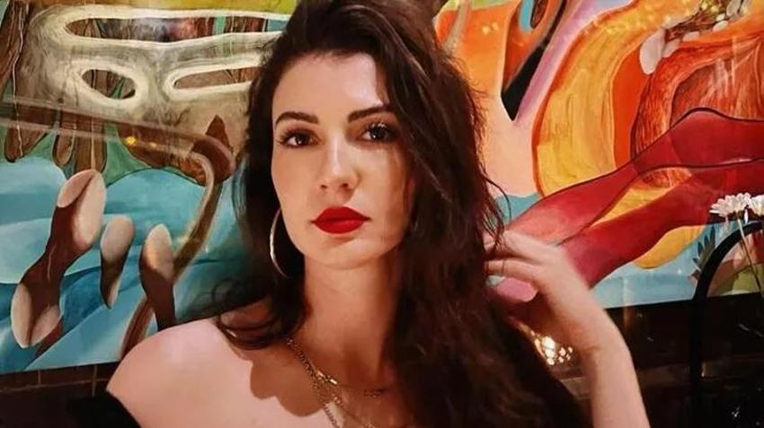 Burcu Özberk derin göğüs dekoltesiyle sosyal medyayı salladı!