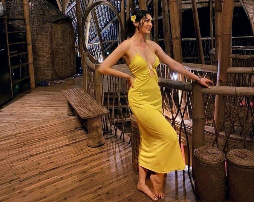 Burcu Özberk derin göğüs dekoltesiyle sosyal medyayı salladı!