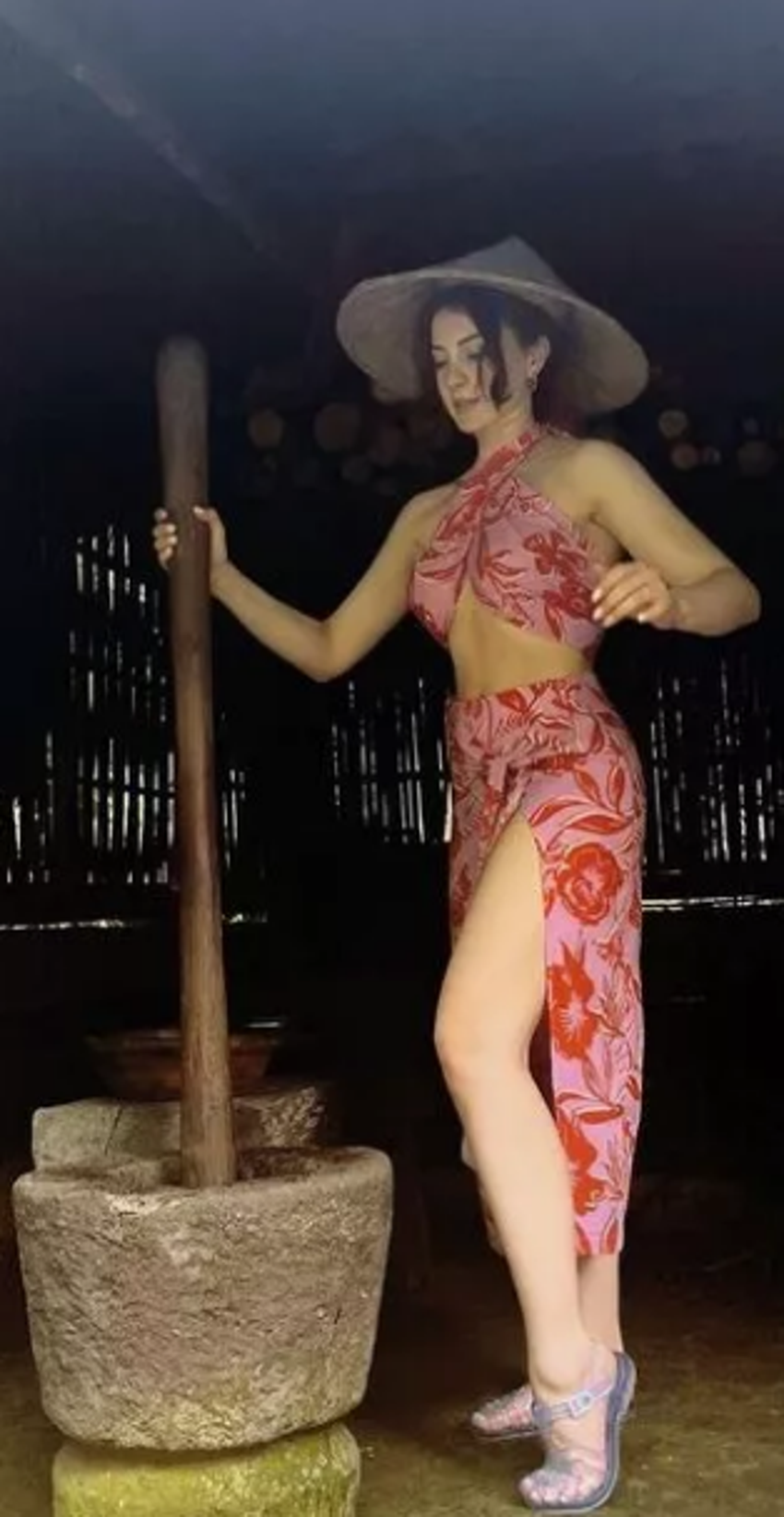 Burcu Özberk derin göğüs dekoltesiyle sosyal medyayı salladı!