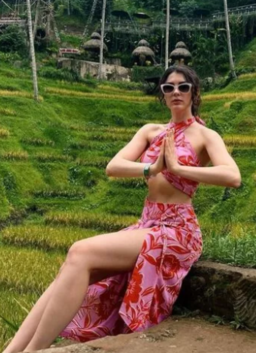 Burcu Özberk derin göğüs dekoltesiyle sosyal medyayı salladı!