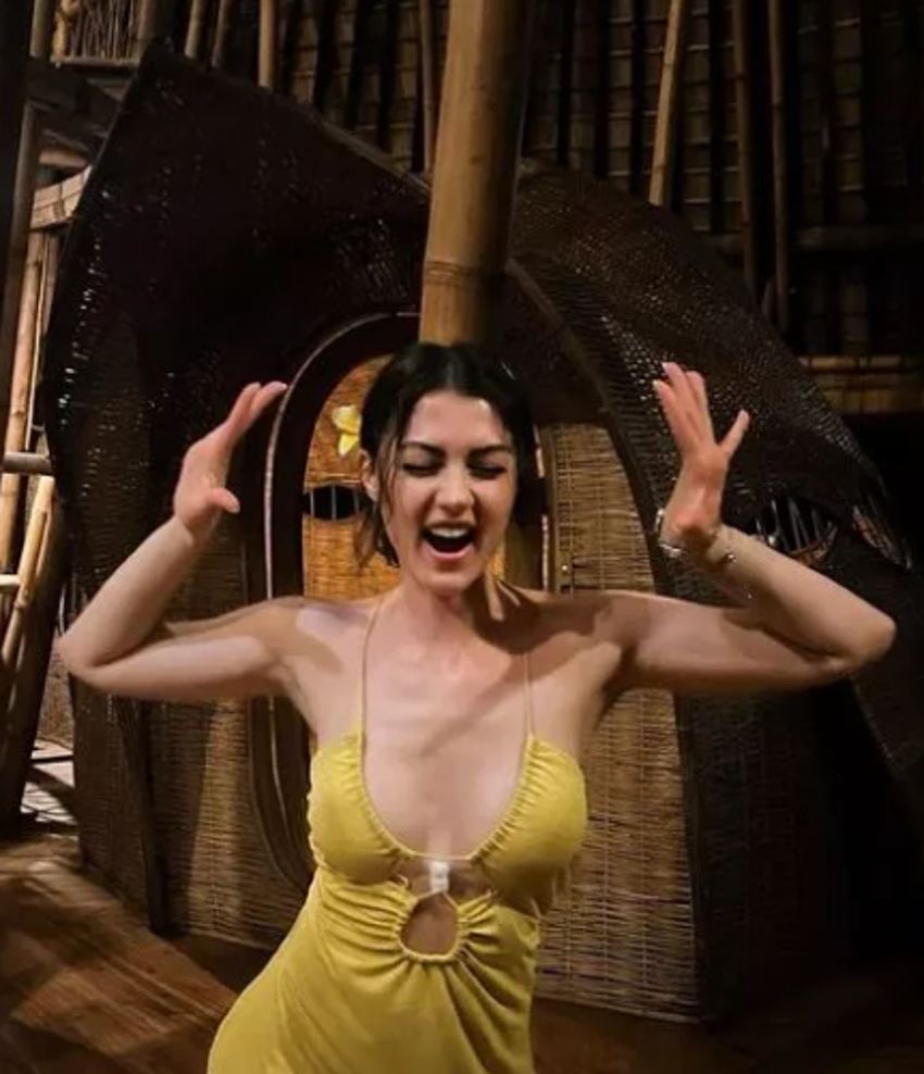 Burcu Özberk derin göğüs dekoltesiyle sosyal medyayı salladı!