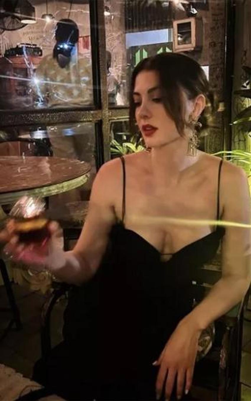Burcu Özberk derin göğüs dekoltesiyle sosyal medyayı salladı!
