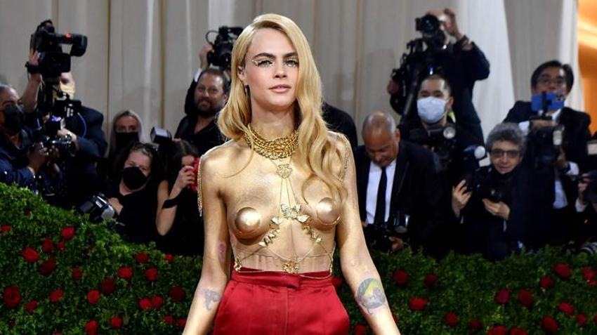 Cara Delevingne göğüs dekoltesiyle Met Gala'ya damga vurdu!