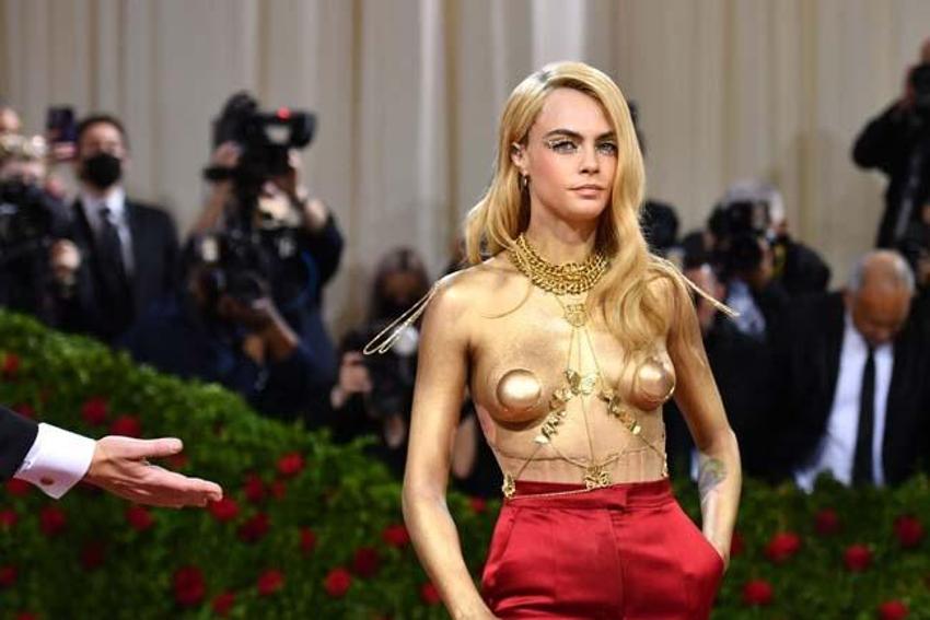 Cara Delevingne göğüs dekoltesiyle Met Gala'ya damga vurdu!