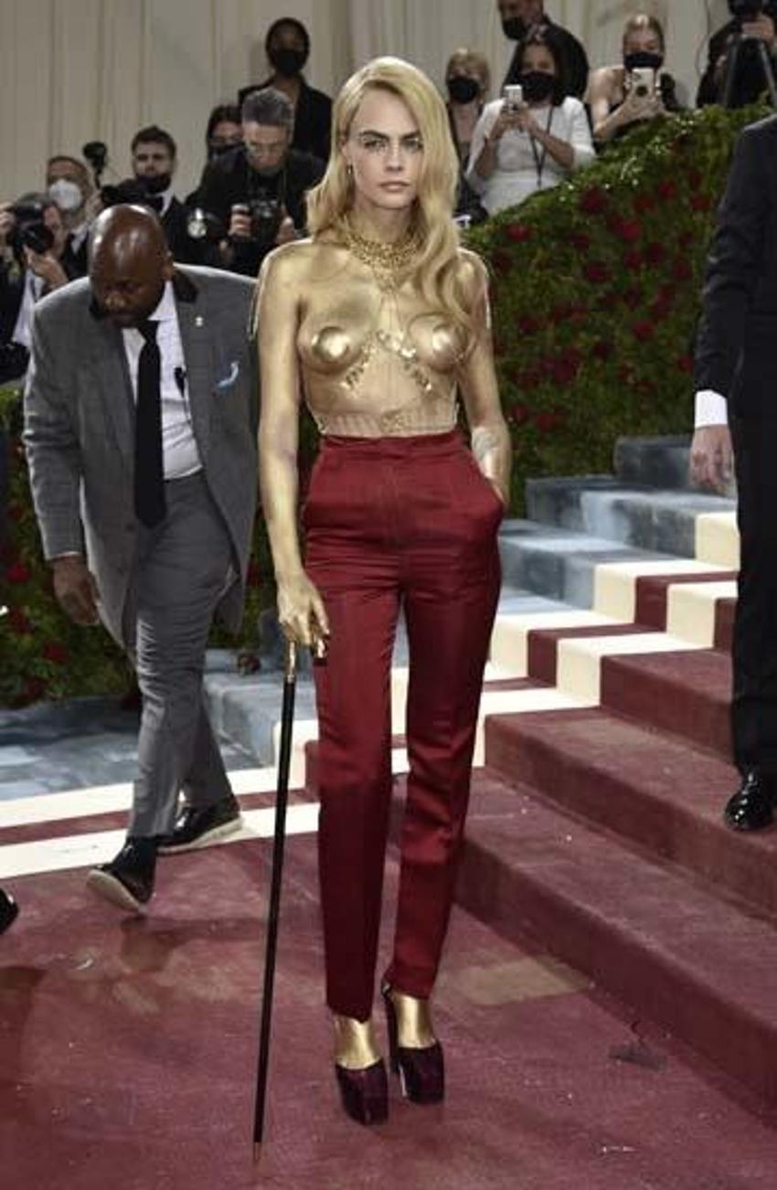 Cara Delevingne göğüs dekoltesiyle Met Gala'ya damga vurdu!