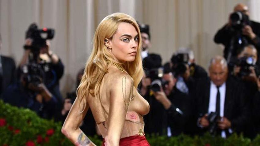 Cara Delevingne göğüs dekoltesiyle Met Gala'ya damga vurdu!