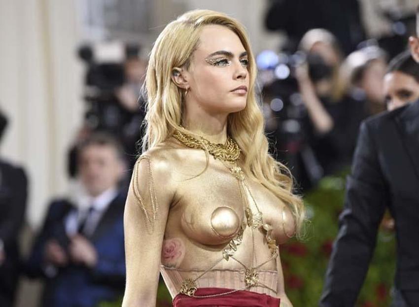 Cara Delevingne göğüs dekoltesiyle Met Gala'ya damga vurdu!