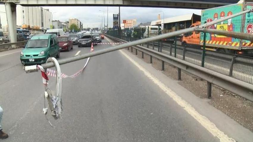 Pendik'te refüjdeki bariyerlere çarpan minibüs devrildi