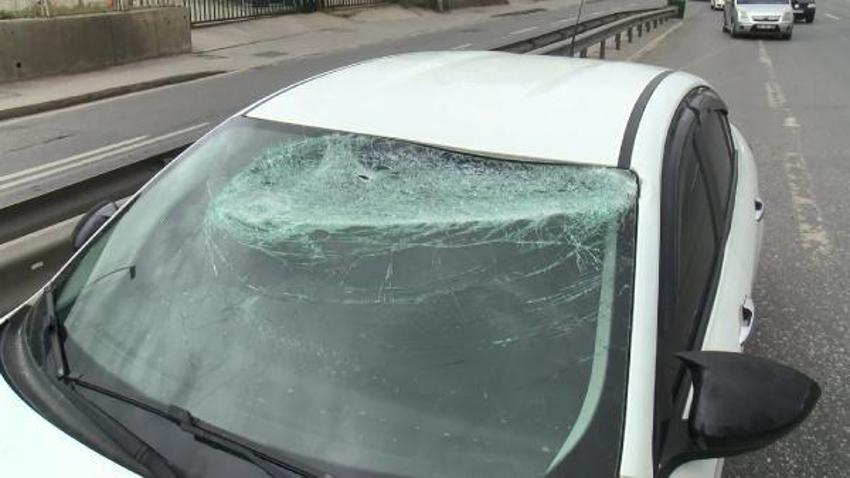 Pendik'te refüjdeki bariyerlere çarpan minibüs devrildi