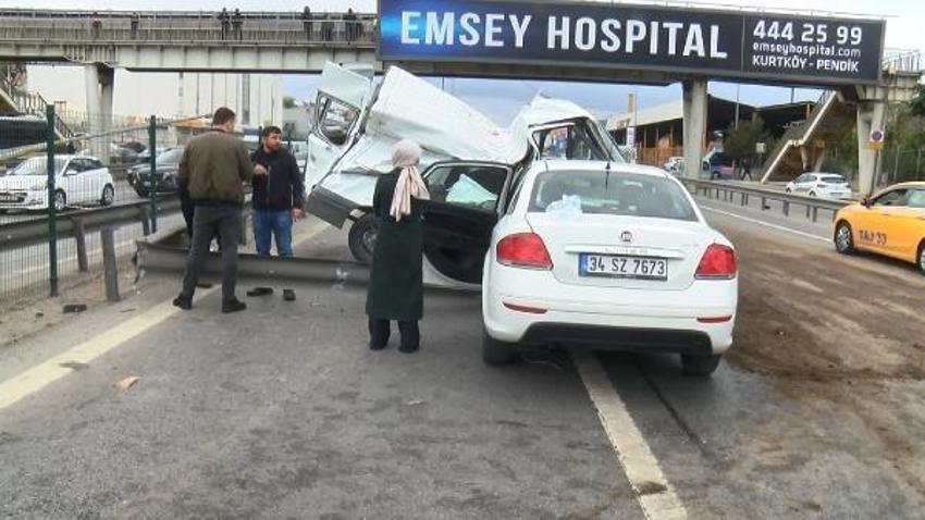 Pendik'te refüjdeki bariyerlere çarpan minibüs devrildi