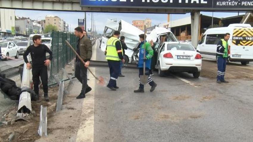 Pendik'te refüjdeki bariyerlere çarpan minibüs devrildi