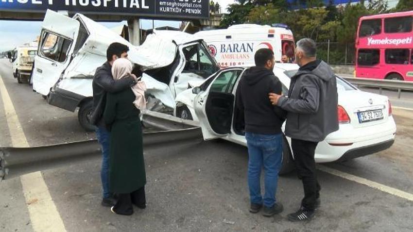 Pendik'te refüjdeki bariyerlere çarpan minibüs devrildi