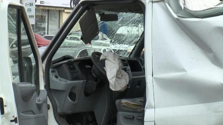 Pendik'te refüjdeki bariyerlere çarpan minibüs devrildi