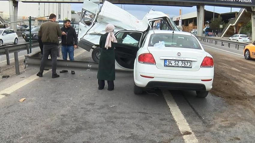 Pendik'te refüjdeki bariyerlere çarpan minibüs devrildi