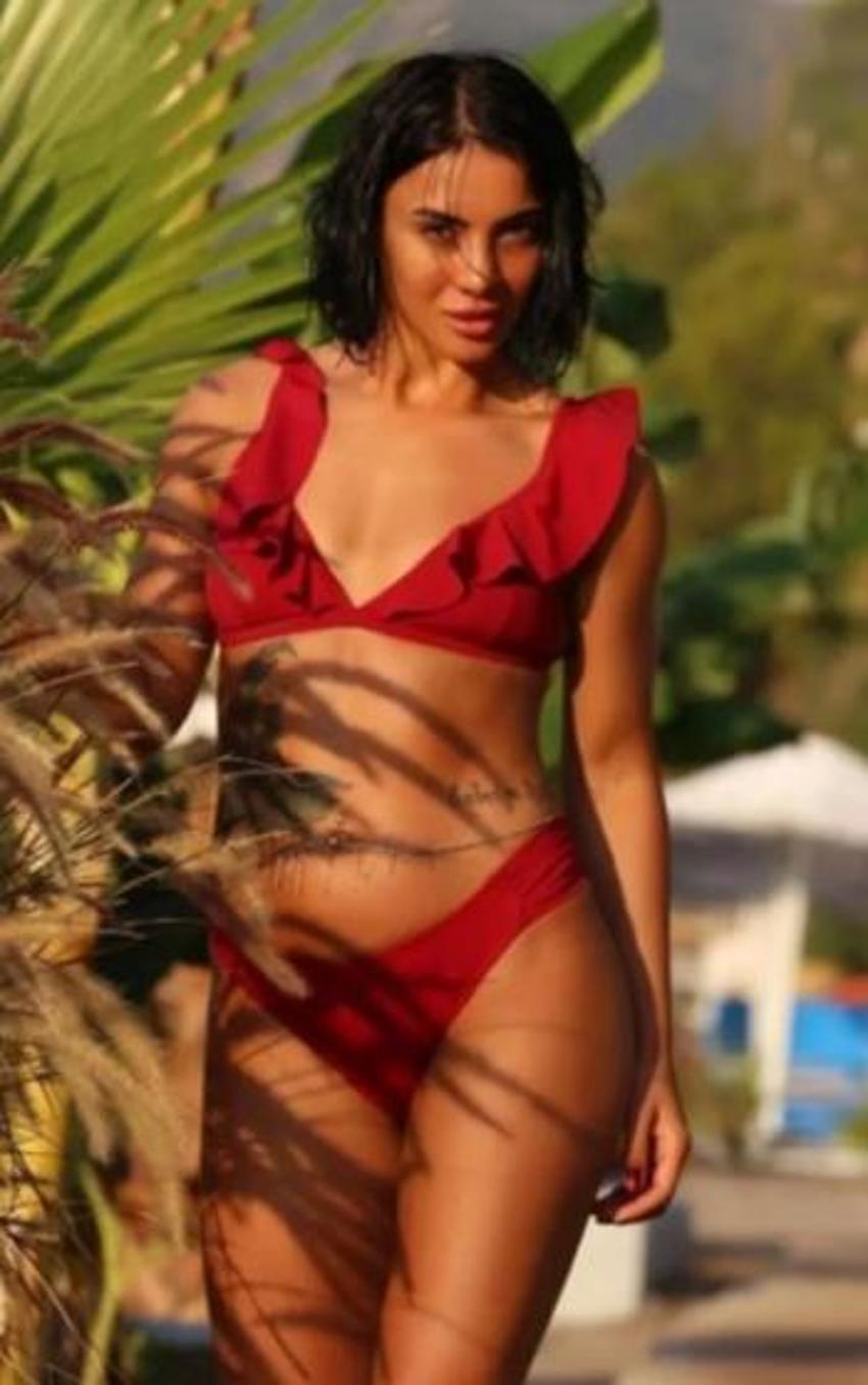 Survivor Sabriye cesur pozlarıyla dikkat çekti!