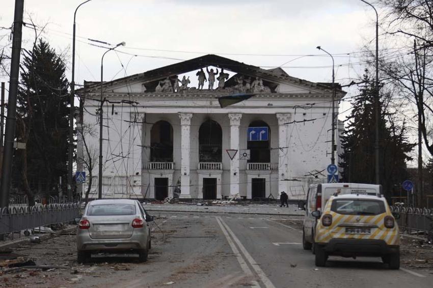 Ukrayna-Rusya savaşının en kanlı saldırısı! Rusların vurduğu Mariupol tiyatrosunda 600 kişi birden öldü...