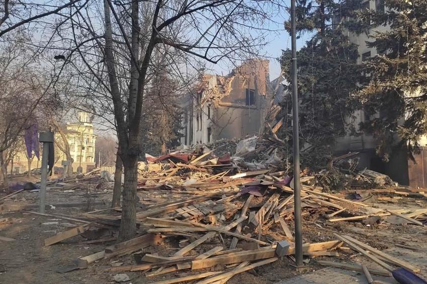 Ukrayna-Rusya savaşının en kanlı saldırısı! Rusların vurduğu Mariupol tiyatrosunda 600 kişi birden öldü...