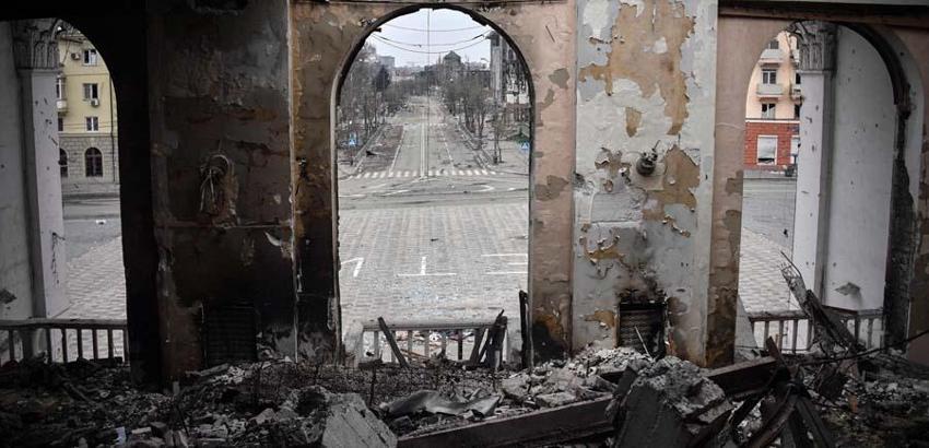 Ukrayna-Rusya savaşının en kanlı saldırısı! Rusların vurduğu Mariupol tiyatrosunda 600 kişi birden öldü...