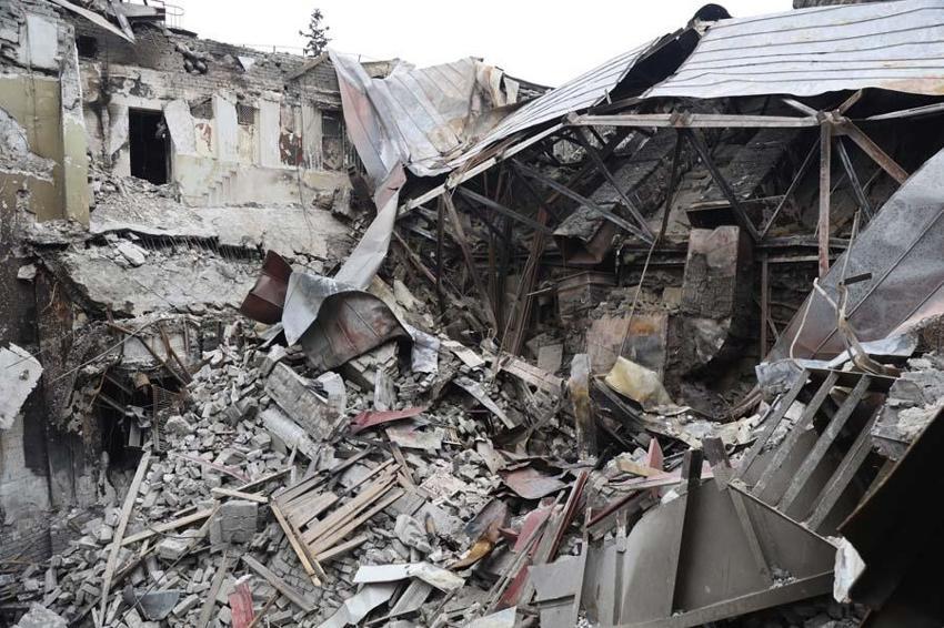 Ukrayna-Rusya savaşının en kanlı saldırısı! Rusların vurduğu Mariupol tiyatrosunda 600 kişi birden öldü...