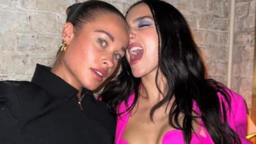 Dua Lipa eğlencenin dibine vurdu!  Arkadaşının göğüslerine dokunması olay oldu...