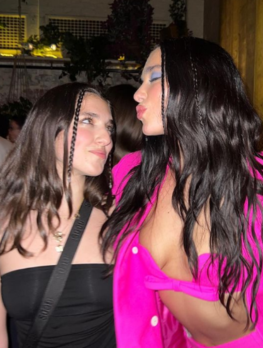 Dua Lipa eğlencenin dibine vurdu!  Arkadaşının göğüslerine dokunması olay oldu...